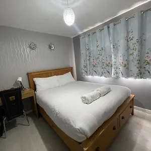 Apartment Chic 2 Bed With Free Parking- Recently Redecorated, 10 Minutes To Centre, Edinburgh